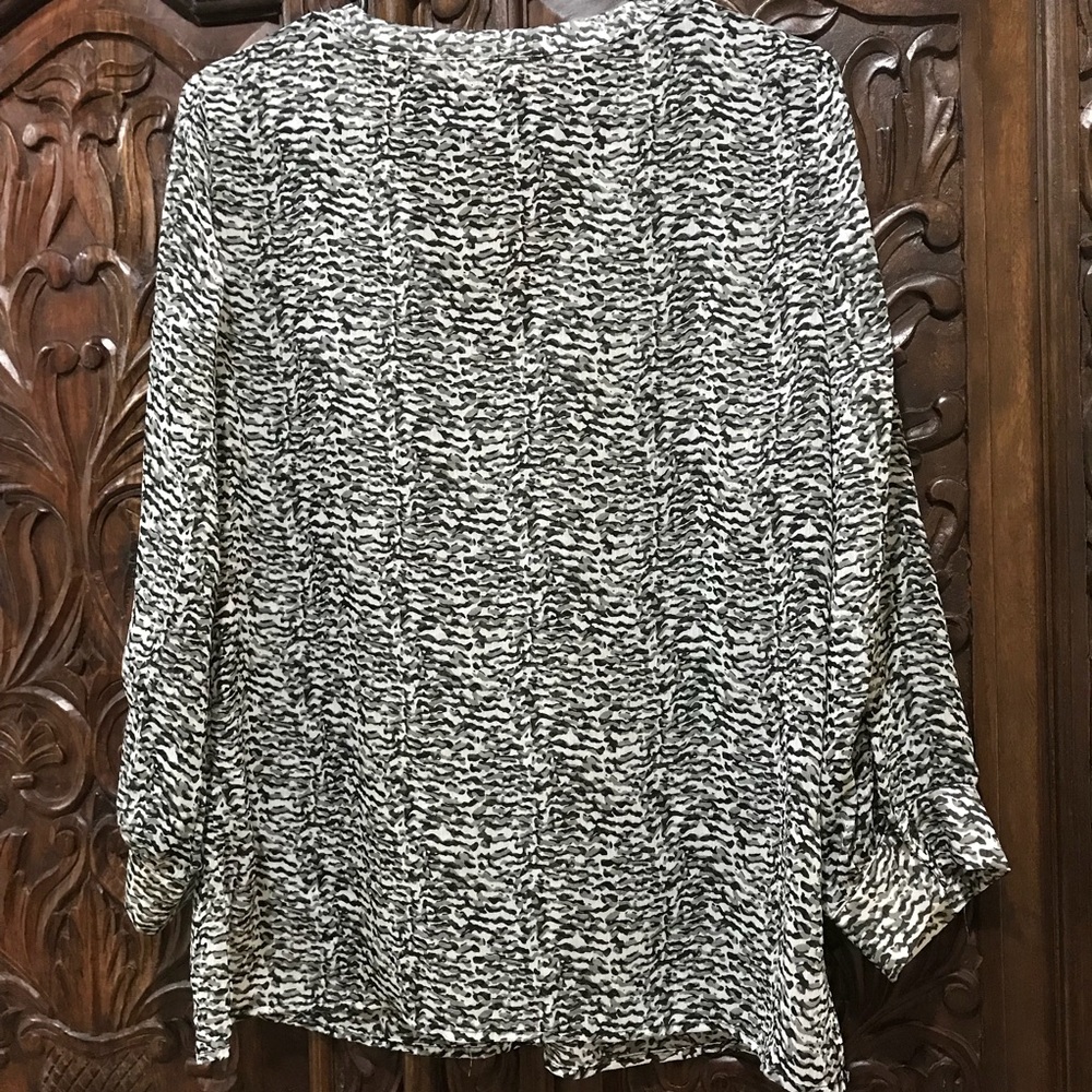 41 Hawthorn Hendrix V-neck blouse from Stitch Fix - Picture 8 of 8